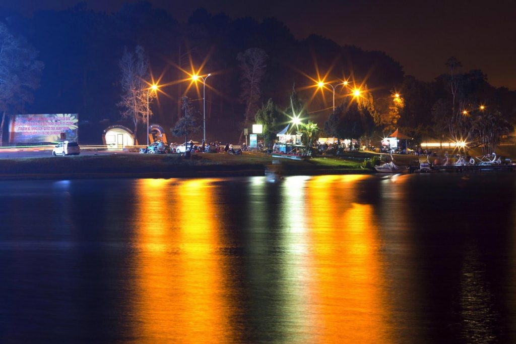 Hồ Xuân Hương về đêm